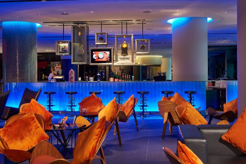 Resorts World Sentosa - Hotel Singapura Exterior foto The bar at the hotel